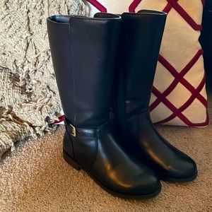 Slightly worn cute riding boot to complete any girl outfits.